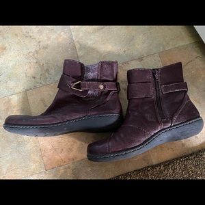 Clarks Ladies Boots Size 8 Wine